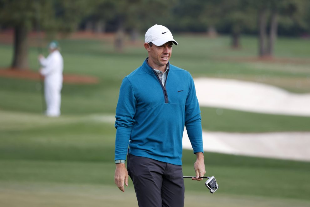 Rory McIlroy practices his putting