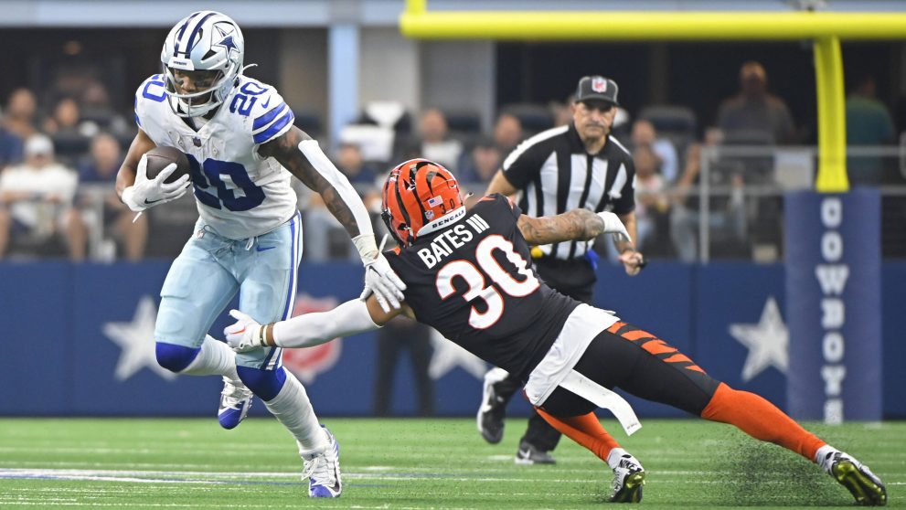 American football player faults an opposite team player who has the ball