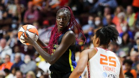 Dallas Wings forward AWAK KUIER 28 during Game 1 of their first-round WNBA, Basketball Damen, USA playoff series vs the CT Sun at Mohegan Sun Arena in Uncasville, Connecticut.
