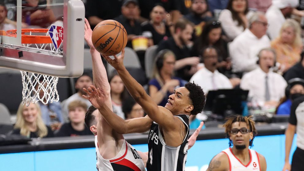 Devin Vassell Layup over Drew Eubanks