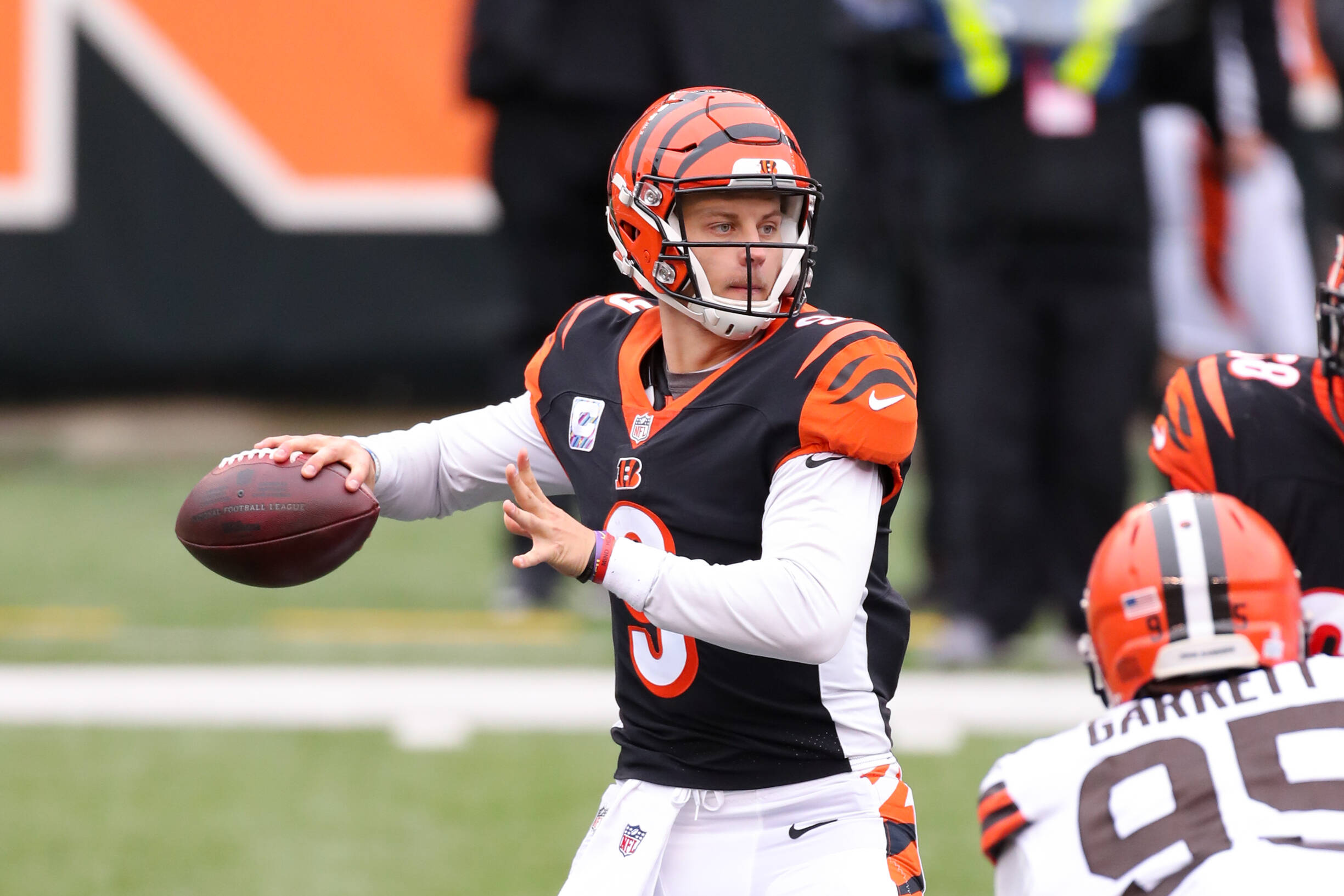 American football player passes the ball during a match