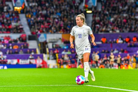 Lauren Hemp dribbles the ball during a match against Austria in the 2022 Women's Euros.