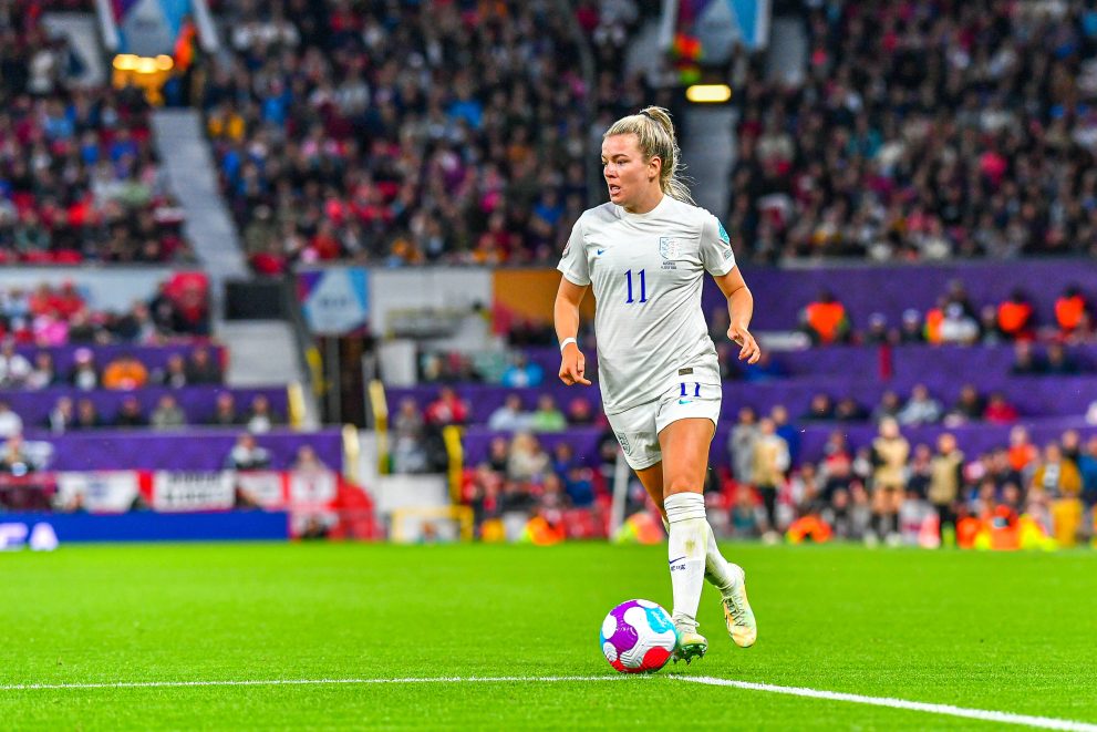 Lauren Hemp dribbles the ball during a match against Austria in the 2022 Women's Euros.