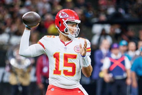 patrick mahomes throwing the ball